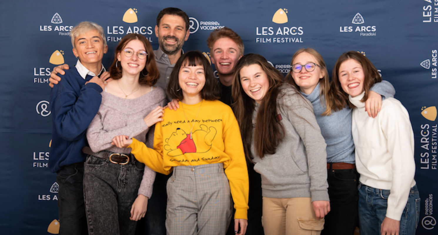 Portrait du jury jeune sur fond photocall des Arcs Film Festival